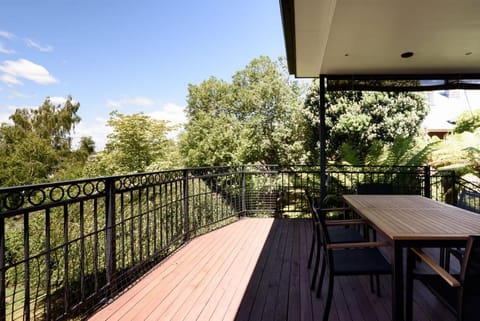 Charm & Modern Comfort in East Launceston House in Launceston