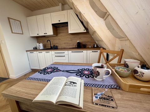 Coffee/tea facilities, Kitchen or kitchenette, Dining area, stove