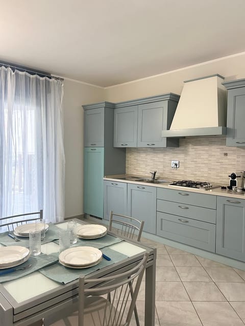 Kitchen or kitchenette, Dining area, stove