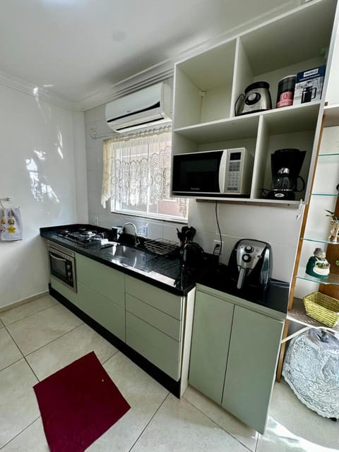 Kitchen or kitchenette, air conditioner