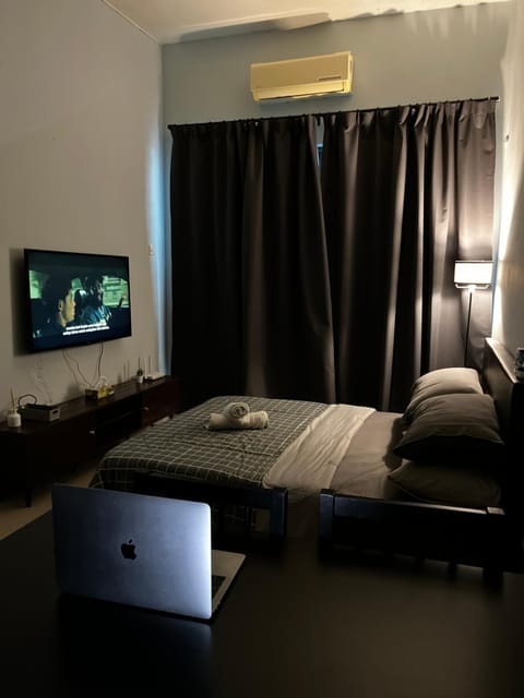 Bed, TV and multimedia, Bedroom