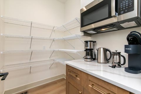Coffee/tea facilities, Kitchen or kitchenette, microwave, storage