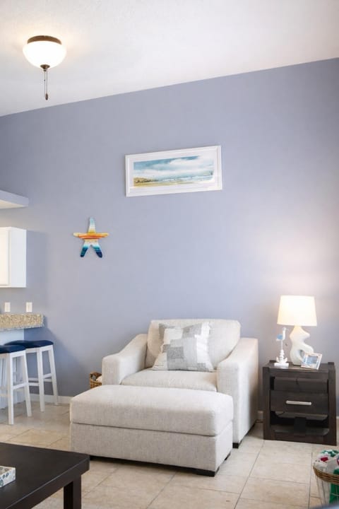 WALK TO BEACH Perfect Family Getaway Sleep 6 House in Lower Grand Lagoon