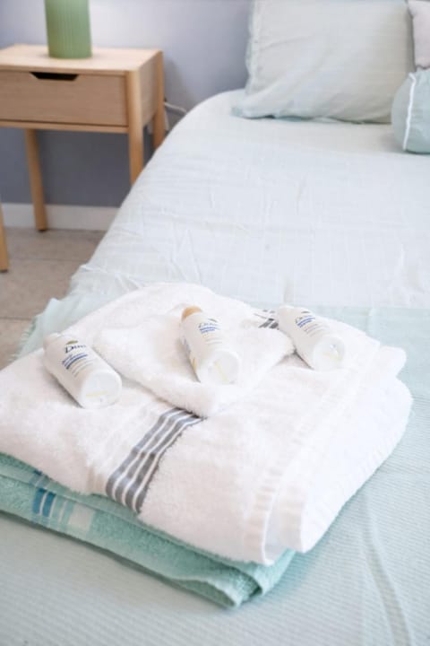 WALK TO BEACH Perfect Family Getaway Sleep 6 House in Lower Grand Lagoon