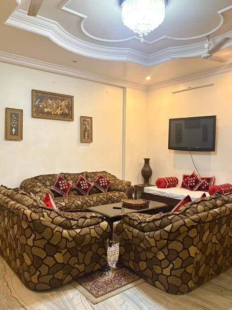 Living room, Seating area, Evening entertainment