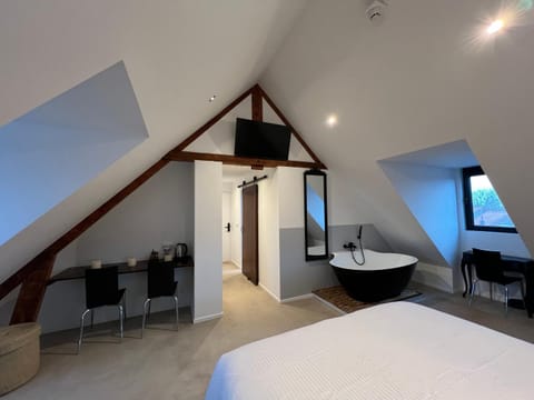 Photo of the whole room, Bedroom, Bath