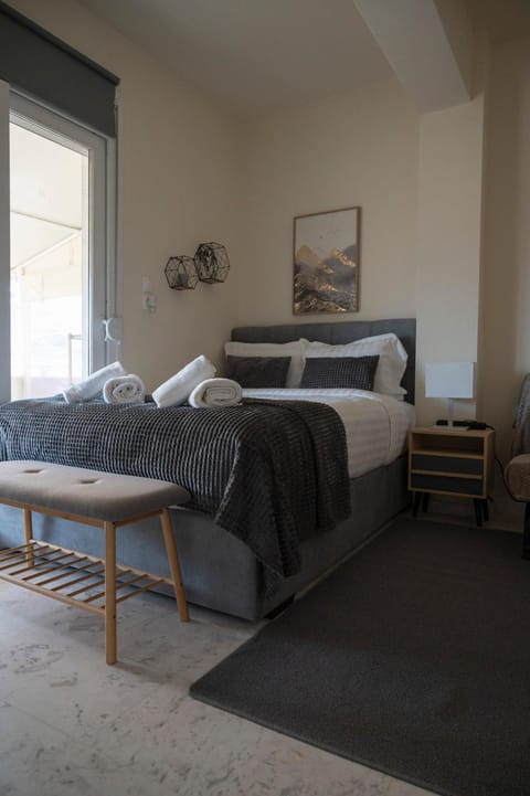 Bed, Living room, Photo of the whole room, Seating area, Bedroom, towels