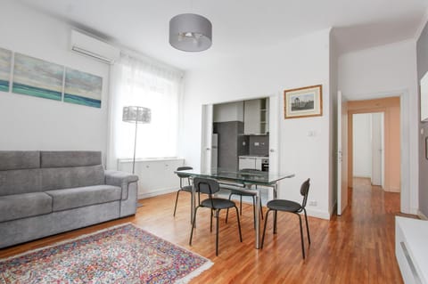 Photo of the whole room, Dining area