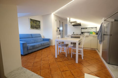 Kitchen or kitchenette, Living room, Seating area, Dining area, oven, stove
