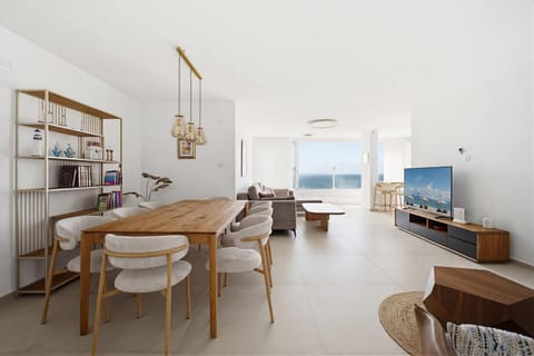 Communal lounge/ TV room, TV and multimedia, Living room, Seating area, Dining area, Sea view