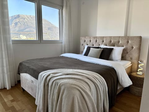 Bed, Natural landscape, Photo of the whole room, Bedroom, Mountain view