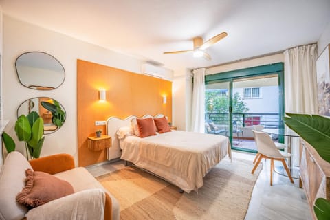 Bed, TV and multimedia, Photo of the whole room, Seating area, Dining area, Bedroom, air conditioner