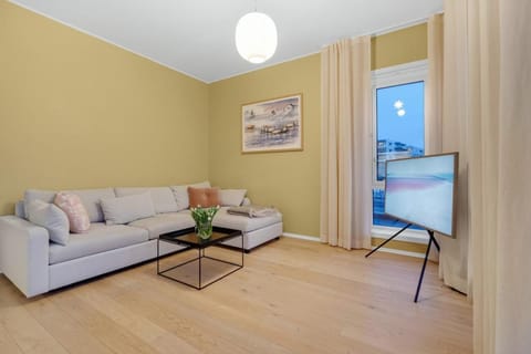 Deluxe Arctic Seafront with Sea & Mountain views Apartment in Tromso