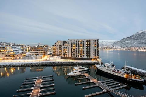 Deluxe Arctic Seafront with Sea & Mountain views Apartment in Tromso