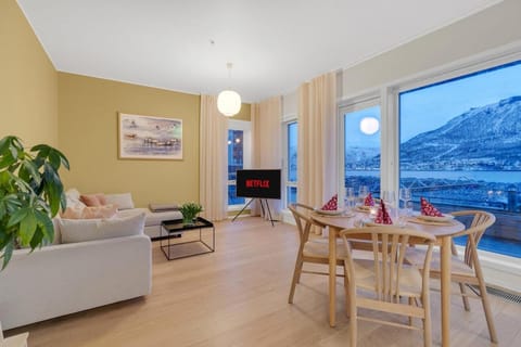 Deluxe Arctic Seafront with Sea & Mountain views Apartment in Tromso