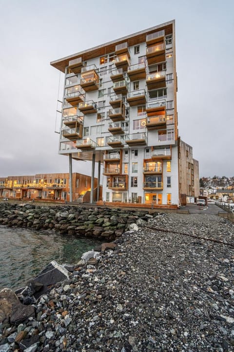 Deluxe Arctic Seafront with Sea & Mountain views Apartment in Tromso