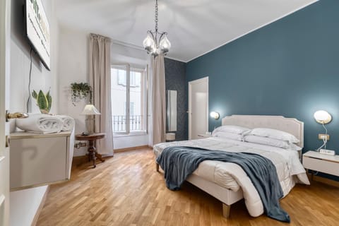 Bed, TV and multimedia, Photo of the whole room, Bedroom, towels