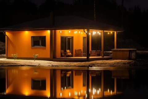 Property building, Night, Hot Tub, Balcony/Terrace, Lake view