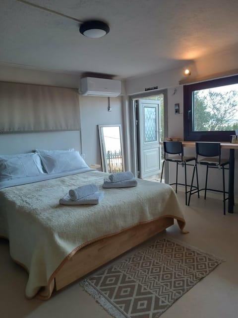 Bed, Seating area, Bedroom, towels