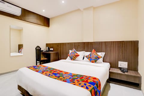 Bed, TV and multimedia, Photo of the whole room, Bedroom, hair dresser, air conditioner