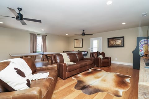 Ranch Retreat - Playroom - Arcade House in Fayetteville