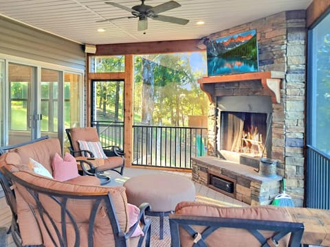 Chasing Sunsets Lakeview Escape w Fire Pit & Screened Porch House in Beaver Lake