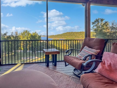 Chasing Sunsets Lakeview Escape w Fire Pit & Screened Porch House in Beaver Lake