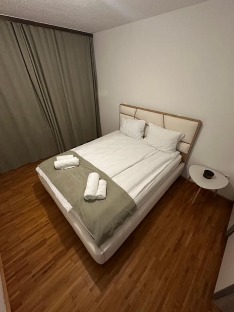 Bed, Bedroom, towels