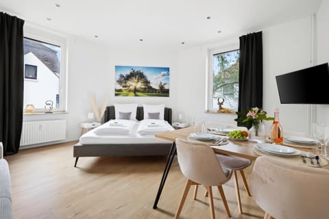 Communal lounge/ TV room, Bed, TV and multimedia, Living room, Photo of the whole room, Seating area, Dining area, Bedroom, towels