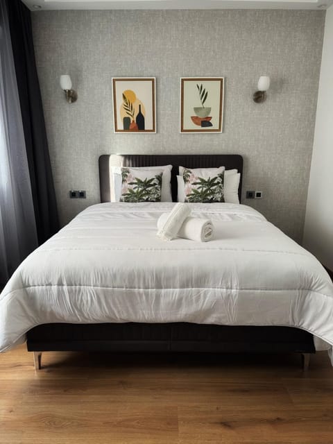 Bed, Photo of the whole room, Bedroom, towels