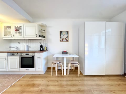 Kitchen or kitchenette, Dining area, dishwasher, oven, stove