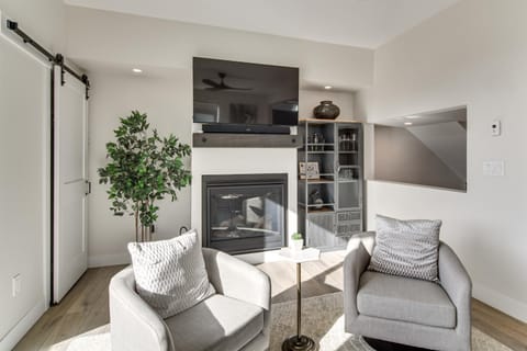 4 Mi to Granby Ranch Gem with Balcony and Mtn Views! House in Granby