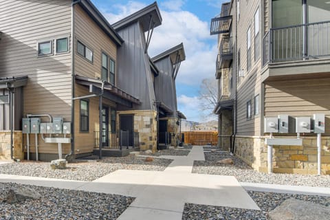 4 Mi to Granby Ranch Gem with Balcony and Mtn Views! House in Granby