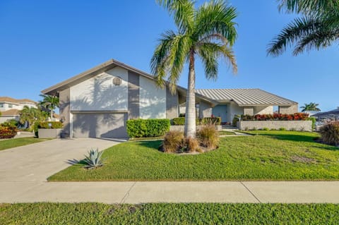 Walk to the Beach! Canal-Front Marco Island Home House in Marco Island