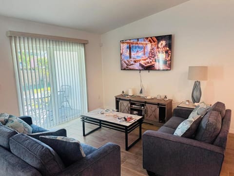 Blue Mantle Charlotte Hideaway House in Port Charlotte