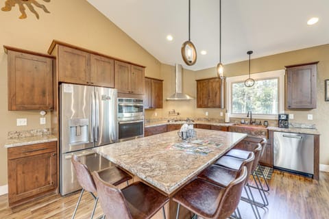 Deck and Views Scenic Group Getaway in Lakeside! House in Lakeside