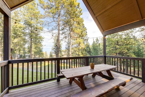 Deck and Views Scenic Group Getaway in Lakeside! House in Lakeside