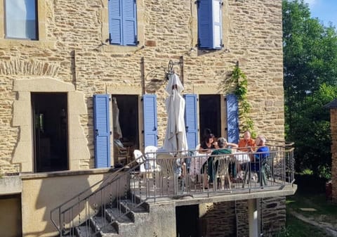 Property building, Facade/entrance, Day, People, Balcony/Terrace, group of guests