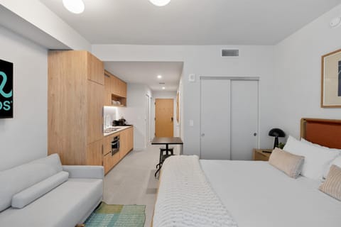 Bed, TV and multimedia, Seating area, wardrobe