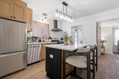 Stylish Forest Park Gem - Mins to Oak Park & Chicago House in Forest Park