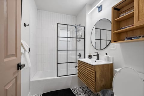 Stylish Forest Park Gem - Mins to Oak Park & Chicago House in Forest Park