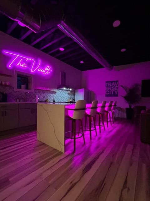 "The Vault" - 3 King Beds-3 Bath House in Traverse City