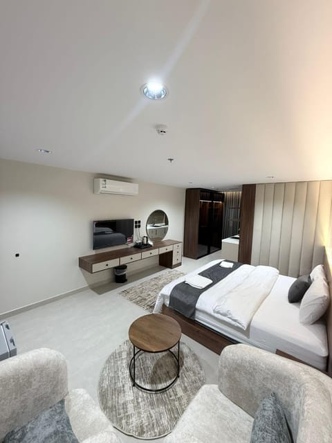 Bed, TV and multimedia, Living room, Photo of the whole room, Seating area, Bedroom, air conditioner