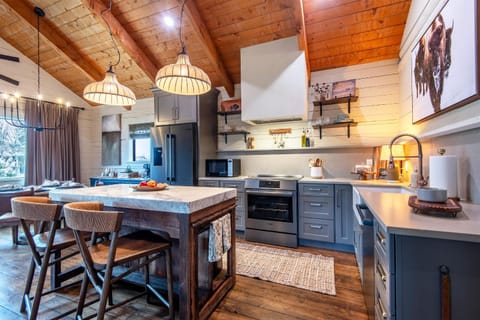 Upscale Designer Log Cabin Cozy Hot Tub Firepit Cabin in Driggs