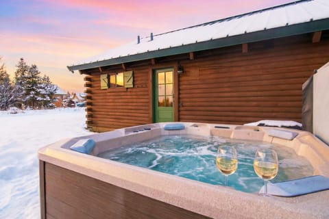 Upscale Designer Log Cabin Cozy Hot Tub Firepit Cabin in Driggs