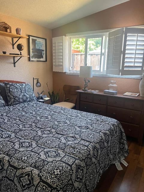 Portsmouth Place Bed and Breakfast in Hayward