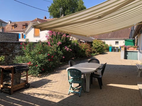 Property building, Patio, BBQ facilities, Balcony/Terrace