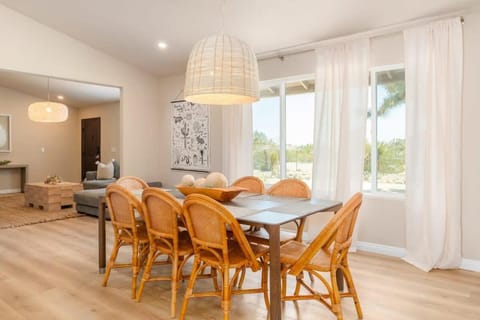 Marbella Lane - Charming Tranquil Hideaway House in Yucca Valley