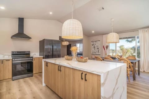 Marbella Lane - Charming Tranquil Hideaway House in Yucca Valley