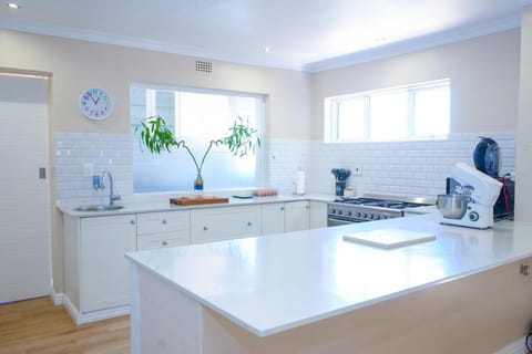 5BR Pool Fast Wi-Fi Walk To The Beach Pool Table Villa in Cape Town